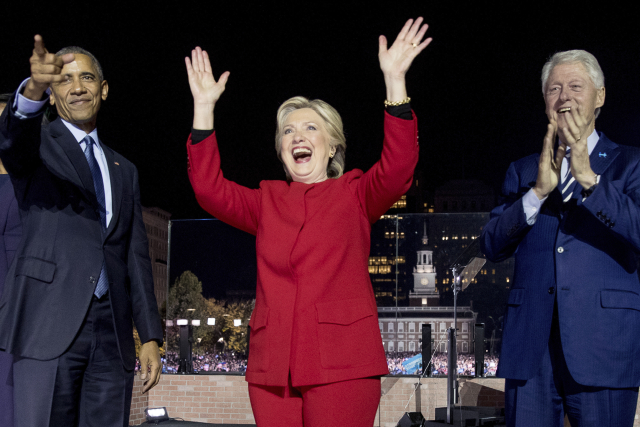 Demokratická kandidátka na prezidentský úřad Hillary Clintonová s prezidentem Barackem Obamou (vlevo) a manželem, bývalým prezidentem Billem Clintonem.