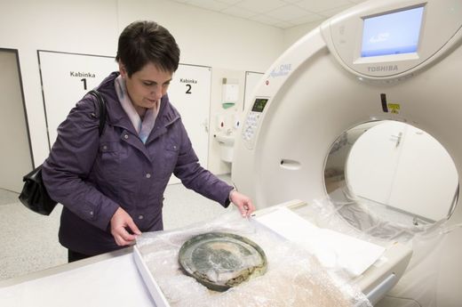 Vedoucí restaurátorka Jana Malá připravuje dno nádoby na počítačovou tomografii.