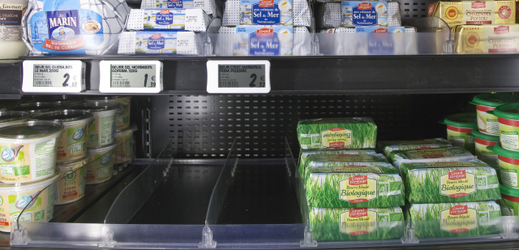 Prázdné regály ve francouzských supermarketech.