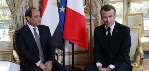 Egyptský prezidetnt Abdal Fattáh Sísí (vlevo) a francouzský prezident Emanuel Macron (vpravo).