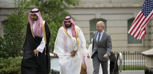 Saúdskoarabský princ Muhammad bin Salmán (uprostřed).
