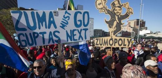 Demonstranti vyzývají k odvolání prezidenta Jacoba Zumy v JAR.