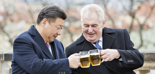 Čínský prezident Si Ťin-Pching a český prezident Miloš Zeman.