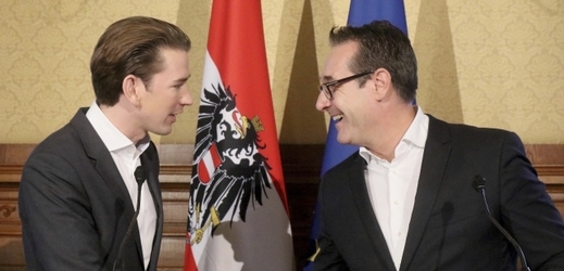 Předseda Rakouské lidové strany (ÖVP) Sebastian Kurz (vlevo) a předseda Svobodné strany Rakouska (FPÖ) Heinz-Christian Strache.