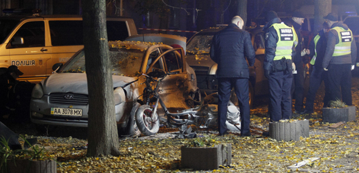 Exploze bomby nastražené v autě v Kyjevě zranila tři lidi, jeden v z nich zranění podlehl.