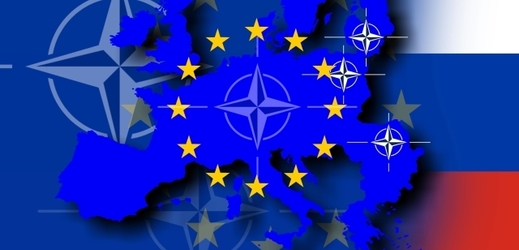 Symbol EU na pozadí vlajky NATO (vlevo) a ruské vlajky.