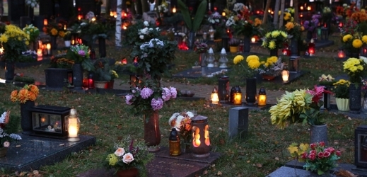 Připomínka památky zesnulých na hřbitově v Blansku na jižní Moravě.