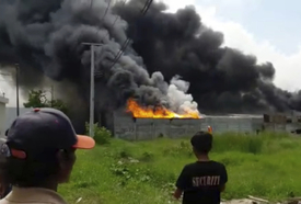 Fotografie výbuchu továrny na zábavní pyrotechniku v Jakartě.