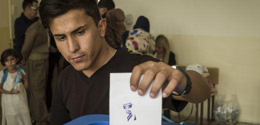 Mladý kurdský občan hlasuje v referendu o nezávislosti.