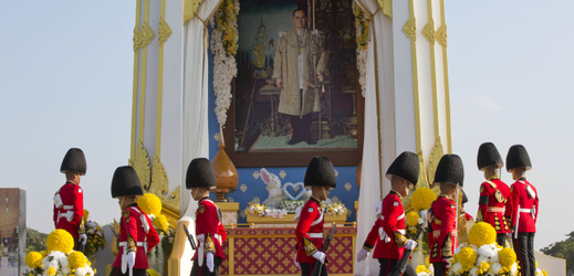 Pietní akt rozloučení v Bangkoku se zesnulým králem Pchúmipchonem Adundétem.