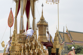 Zdobná rakev zesnulého krále Bangkoku.