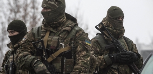 Ukrajinští vojáci na hlídce u humanitárního centra u Avdijivky.