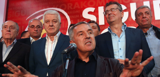 Černohorský premiér Milo Djukanovič (uprostřed), na kterého měl být spáchán atentát.