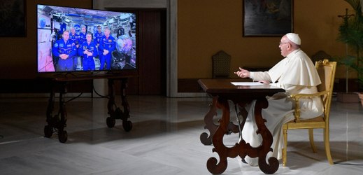 Papež František při videohovoru.