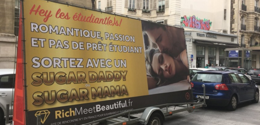 Reklamní auta seznamky v Paříži.