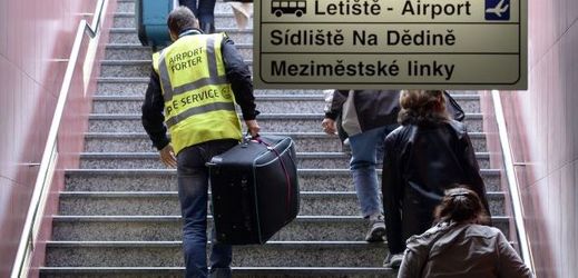 Nosiči pomáhají turistům s kufry na zastávce metra Veleslavín. 