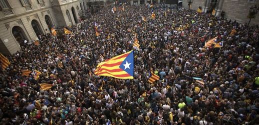 Tisíce lidí slaví v Barceloně rezoluci o katalánské nezávislosti.