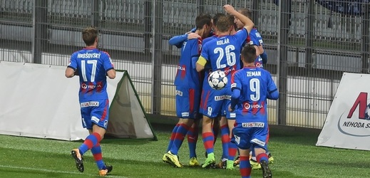 Fotbalisté Viktorie Plzeň se radují ze vstřeleného gólu.