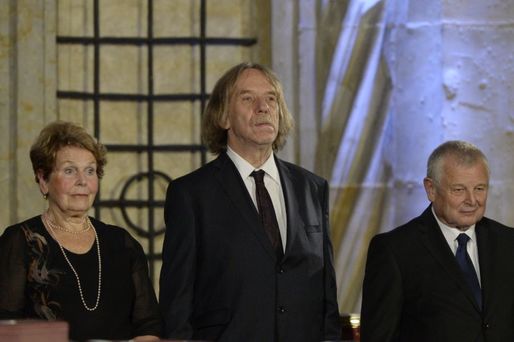 Písničkář Jaromír Nohavica (uprostřed) před začátkem slavnostního ceremoniálu udílení státních vyznamenání 28. října ve Vladislavském sále Pražského hradu.