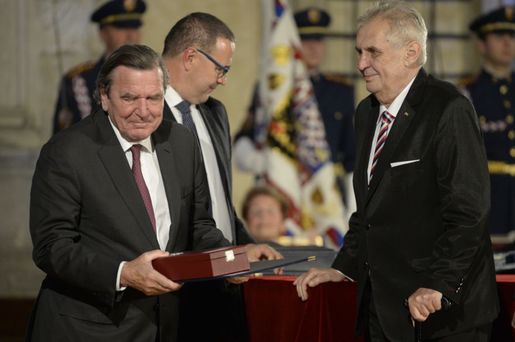 Bývalý německý kancléř Gerhard Schröder (vlevo) převzal od českého prezidenta Miloše Zemana (vpravo) Řád bílého lva.