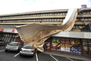 Silný vítr poškodil střechu budovy nad nákupním střediskem Billa v Kounicově ulici v Brně.