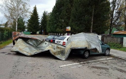 Popadané plechy na zaparkovaných automobilech v Jihlavě.