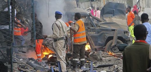 Momentka z Mogadiša po výbuchu nálože v jednom z aut.