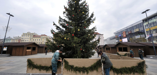 Příprava vánočních trhů na Masarykově náměstí v Ostravě.