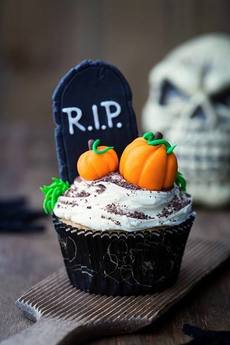 Strašidelné pamlsky jsou tematickou součástí halloweenských oslav.