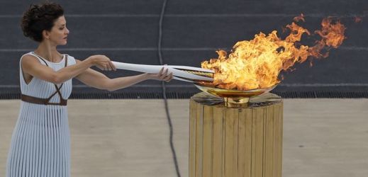 Olympijský oheň už hoří a čeká jej 100 dní dlouhá cesta přes Koreu.