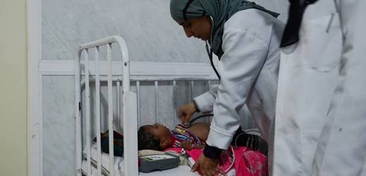 Lékařka na pohotovostním oddělení ošetřuje dětského pacienta, který má problémy s dýcháním. Fotografie pochází z kliniky pro péči o matku a dítě v Taízu.