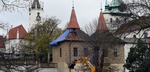 Vzkazy se našely při rekonstrukci střechy Kolostůjových věžiček na domku u zámku v Teplicích (uprostřed na snímku). 