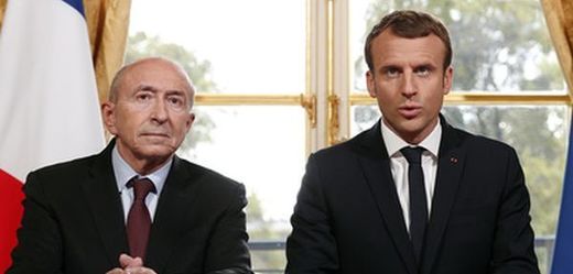 Francouzský prezident Emmanuel Macron (vpravo) a ministr vnitra Gérard Collomb.