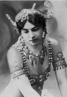 Mata Hari se stala hvězdou salonů pařížské smetánky, kde tančila nahá, a navštěvovala ministry a významné důstojníky.