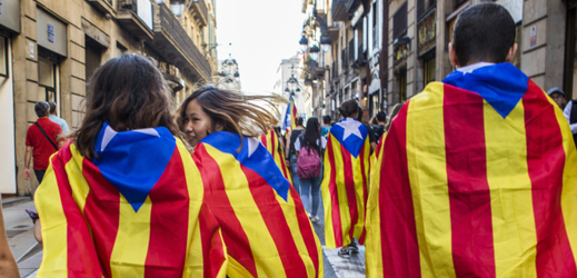 Studenti zabalení v katalánské vlajce v ulicích Barcelony.