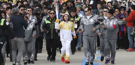 Olympijskou pochodeň v Koreji jako první nesla třináctiletá naděje tamního krasobruslení.