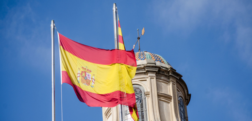 Španělská vlajka zahaluje katalánskou vlajku.