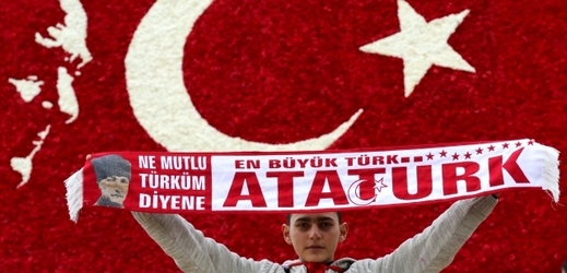 Atatürk proslul jako hrdina válek za nezávislost.