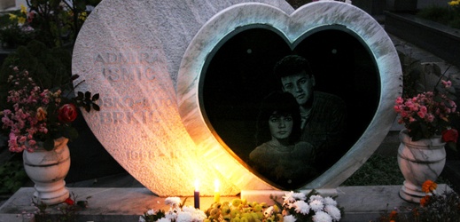 Hrob Srba Boška Brkiče a Muslimky Admiry Ismičové, nazývaných Romeo a Julie ze Sarajeva, kteří byli v roce 1993 zavražděni při útěku z obležené bosenské metropole. 21. listopadu 1995 podepsali na Wright-Pattersonově letecké základně u Daytonu v USA tehdejší prezidenti Bosny, Chorvatska a Srbska mírovou dohodu pro Bosnu.
