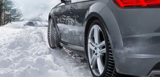 Zimní období vyžaduje i řádné pneumatiky (ilustrační foto). 