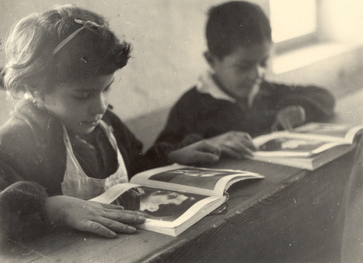 Děti z romské internátní školy v Květušíně při výuce, 50. léta 20. století, Československo.