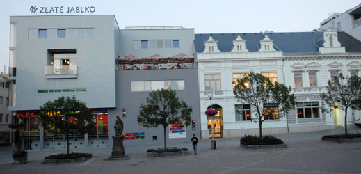 Obchodní a zábavní centrum s názvem Zlaté Jablko.