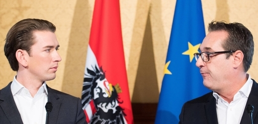 Vlevo Sebastian Kurz (předseda ÖVP) a Heinz-Christian Strache (předseda FPÖ). 
