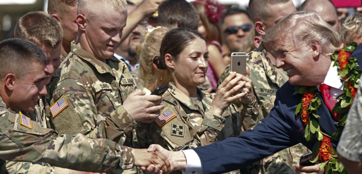 Donald Trump se zdraví s americkými vojáky v přístavu Pearl Harbor.