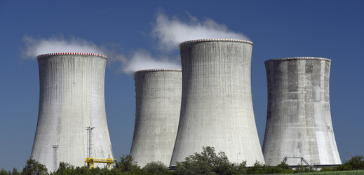 Chladicí věže jaderné elektrárny Dukovany.