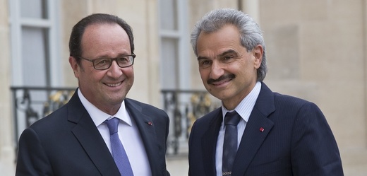 Bývalý francouzský prezident François Hollande (vlevo) a saúdskoarabský princ Valíd bin Talál.