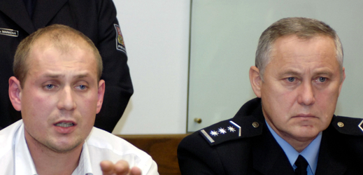 Vyšetřovatel služby kriminální policie a vyšetřování Milan Jušta (vlevo).