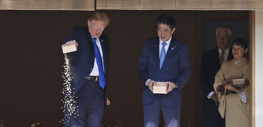 Donald Trump s japonským premiérem Šinzóem Abem krmí rybky.