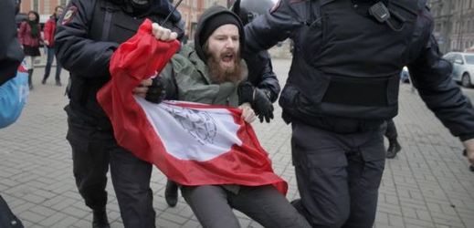 Policie zatýká demonstranta skupiny Jiné Rusko.