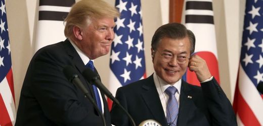 Americký prezident Donald Trump a jeho jihokorejský protějšek Mun Če-in.